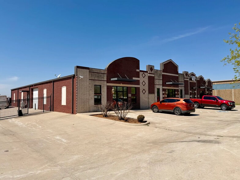 More Photos Of 413-417 S State St, Edmond Showroom For Lease