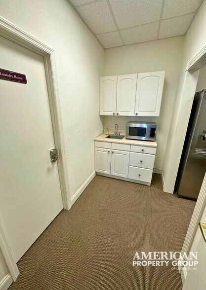 More Photos Of 7910 N Tamiami Trl, Sarasota Office For Lease