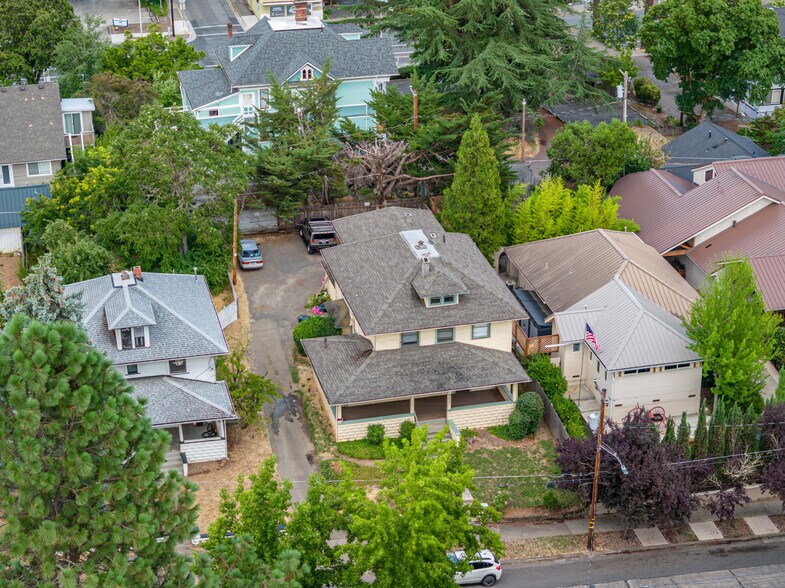 More Photos Of 807 NW 5th St, Grants Pass Apartments For Sale
