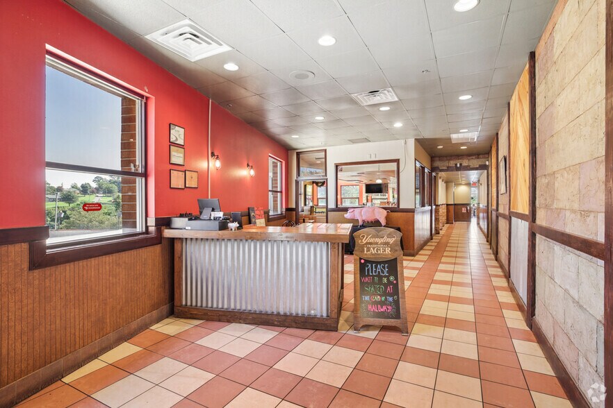 More Photos Of 200-208 W Fleming Dr, Morganton Unknown For Lease