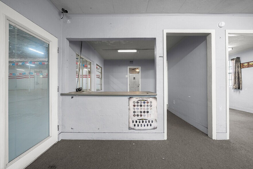 More Photos Of 4450 S Pine Ave, Ocala Warehouse For Sale