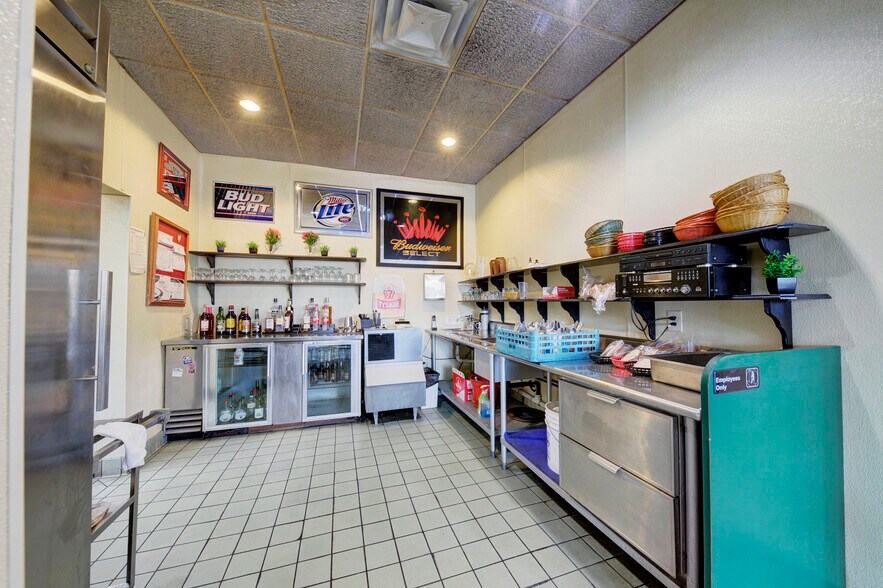 More Photos Of 1744 Biddle Ave, Wyandotte General Retail For Sale