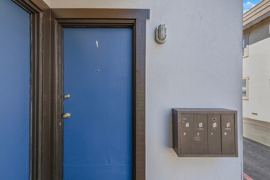 More Photos Of 4956-4960 Kester Ave, Sherman Oaks Apartments For Sale