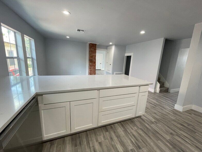 More Photos Of 1607 N Pine St, San Antonio Loft Creative Space For Lease