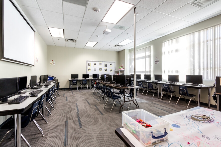 More Photos Of 1950 NE Green Oaks Blvd, Arlington Office For Lease