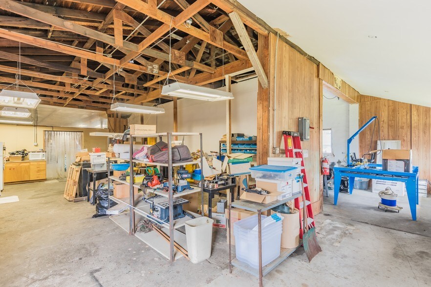 More Photos Of 941 SW Alder St, Dundee Warehouse For Sale