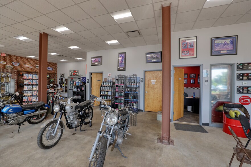 More Photos Of 8213 Gravois Rd, Affton Warehouse For Sale