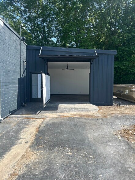More Photos Of 904 Maple St, Carrollton Freestanding For Lease