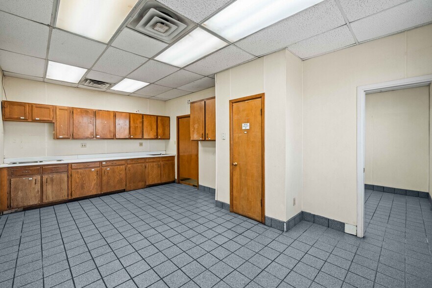 More Photos Of 7902 Slide Rd, Lubbock Veterinarian Kennel For Lease