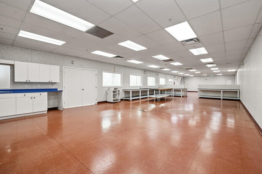 More Photos Of 46160 Fifth Ave, Chilliwack Service For Lease