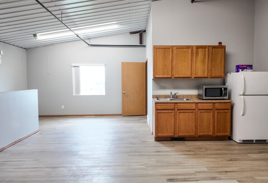 More Photos Of 47054 104th St, Sioux Falls Warehouse For Lease