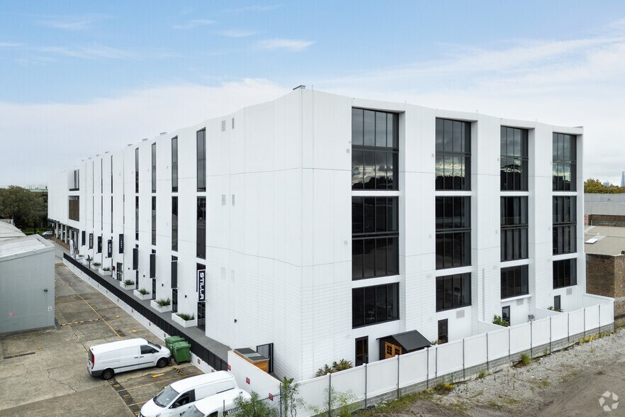 More Photos Of 78 O'Riordan St, Alexandria Showroom For Lease