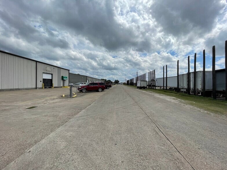 More Photos Of 813 Dumont St, South Houston Service For Lease