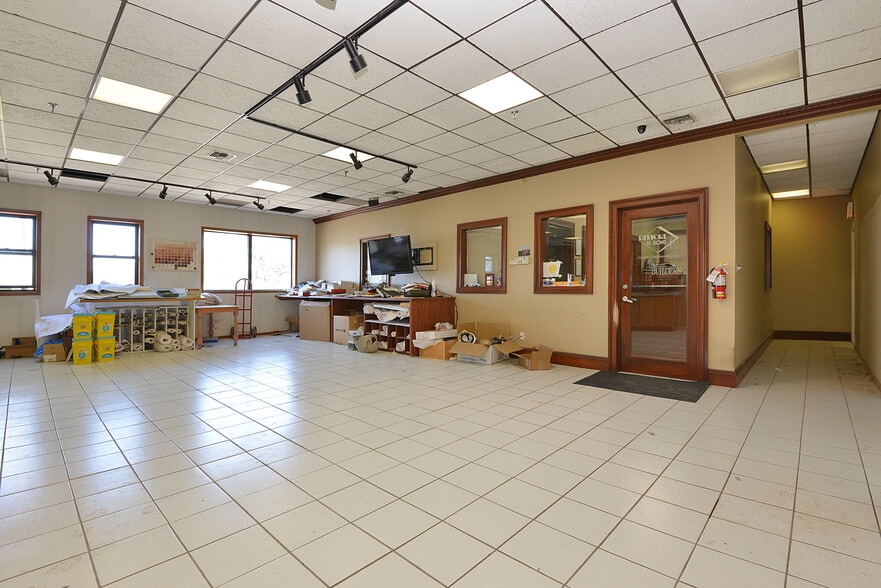 More Photos Of 4202 Astoria Blvd, Astoria Service For Lease