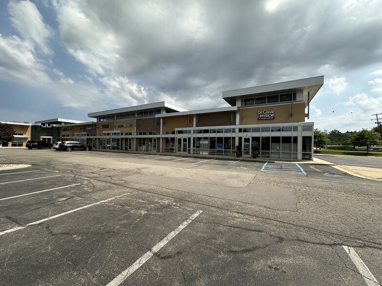 Primary Photo Of 1144 E Paris Ave SE, Grand Rapids Storefront For Lease