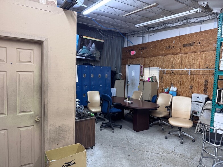 More Photos Of 1475 NW Old Chattahoochee Ave, Atlanta Warehouse For Sale