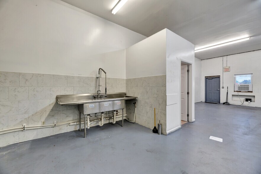 More Photos Of 62 Southgate Blvd, New Castle Warehouse For Lease