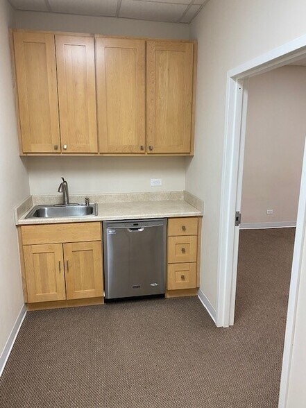 More Photos Of 22 W Calendar Ct, La Grange Office For Lease