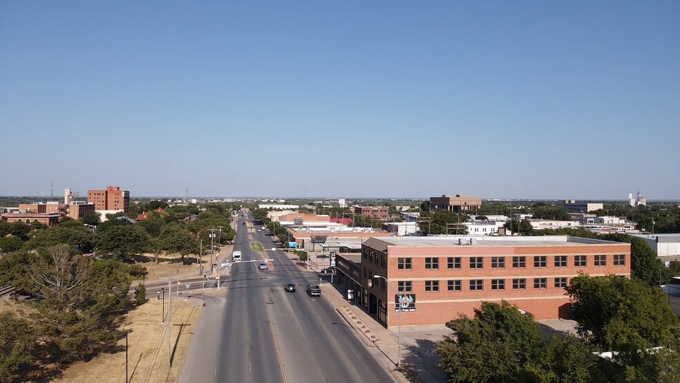 More Photos Of 1305 S 1st St, Abilene General Retail For Sale