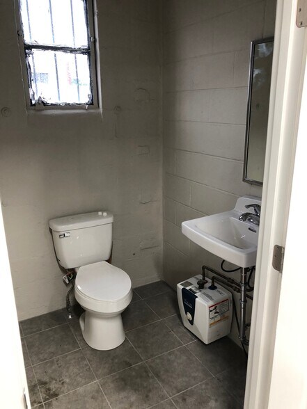 More Photos Of 1015 W Graham Rd, Richmond Office For Lease