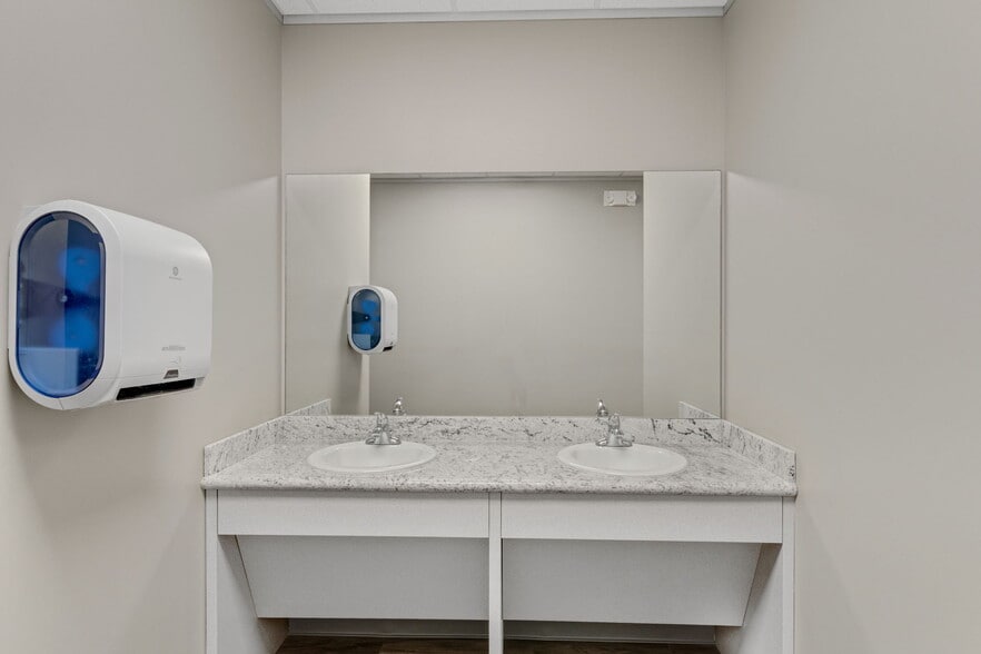 More Photos Of 8110 Parkside Ave, Baytown Warehouse For Sale