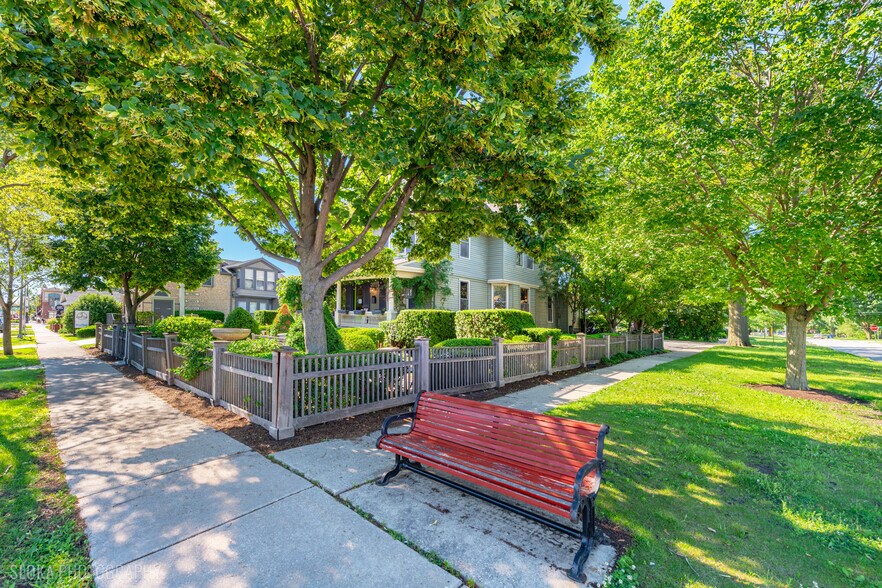 More Photos Of 428 W State St, Geneva Freestanding For Sale