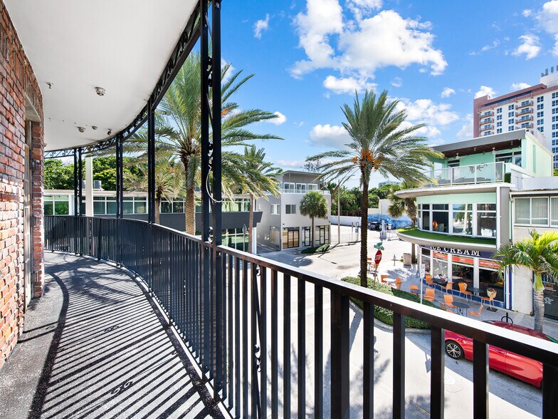 More Photos Of 900 Sunrise Ln, Fort Lauderdale Bar For Sale