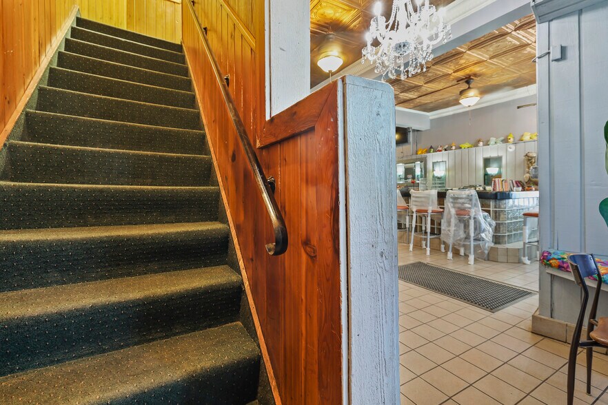 More Photos Of 1701 Pine Ave, Niagara Falls Restaurant For Sale