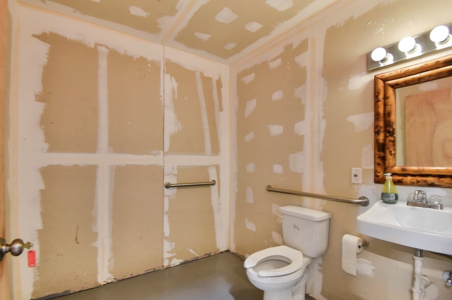 More Photos Of 1761 Dobbs Rd, Saint Augustine Warehouse For Lease