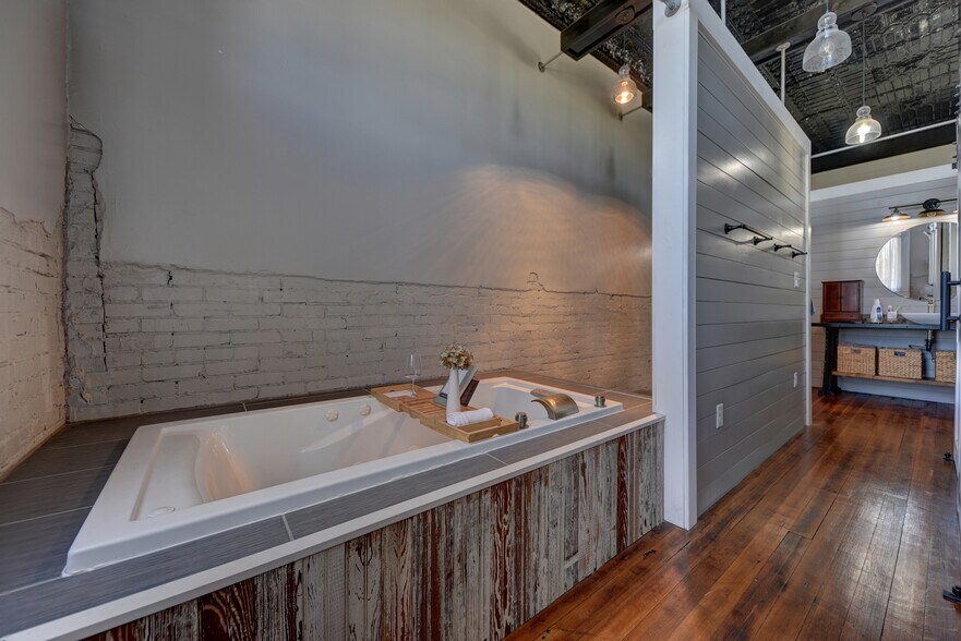 More Photos Of 103 N Main, Moulton Showroom For Sale
