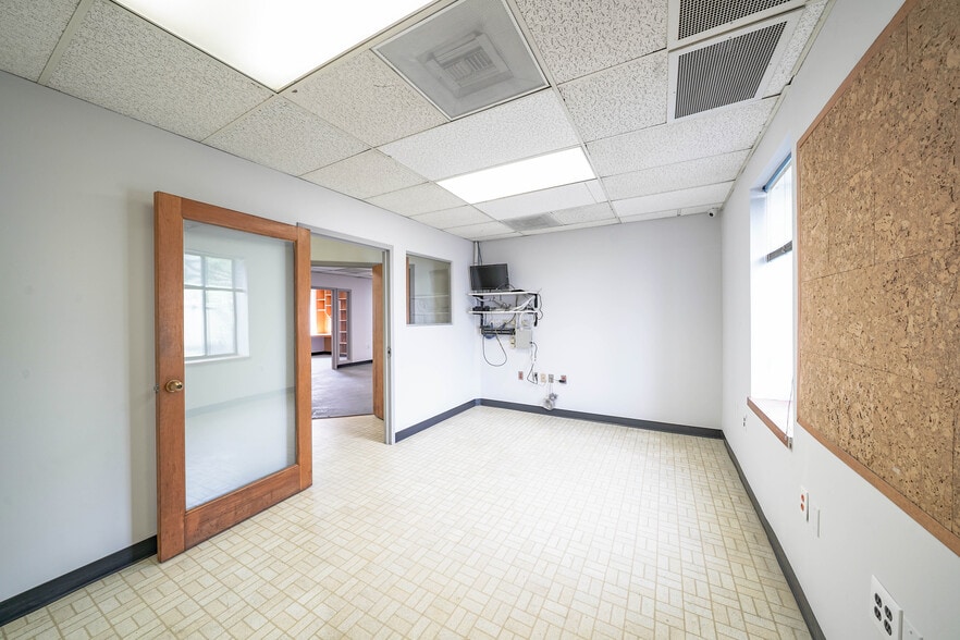 More Photos Of 8023 Malcolm Rd, Clinton Medical For Lease
