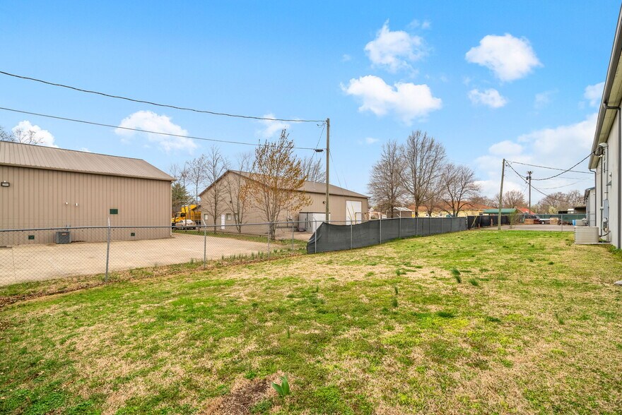 More Photos Of 1799 Alpine Dr, Clarksville Warehouse For Lease