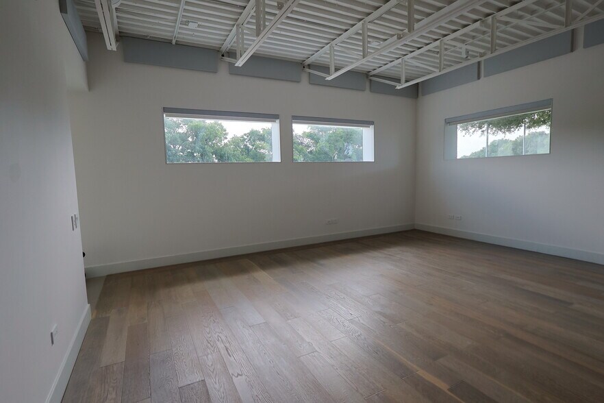 More Photos Of 1111 Lagoon Dr, Dallas Office For Sale