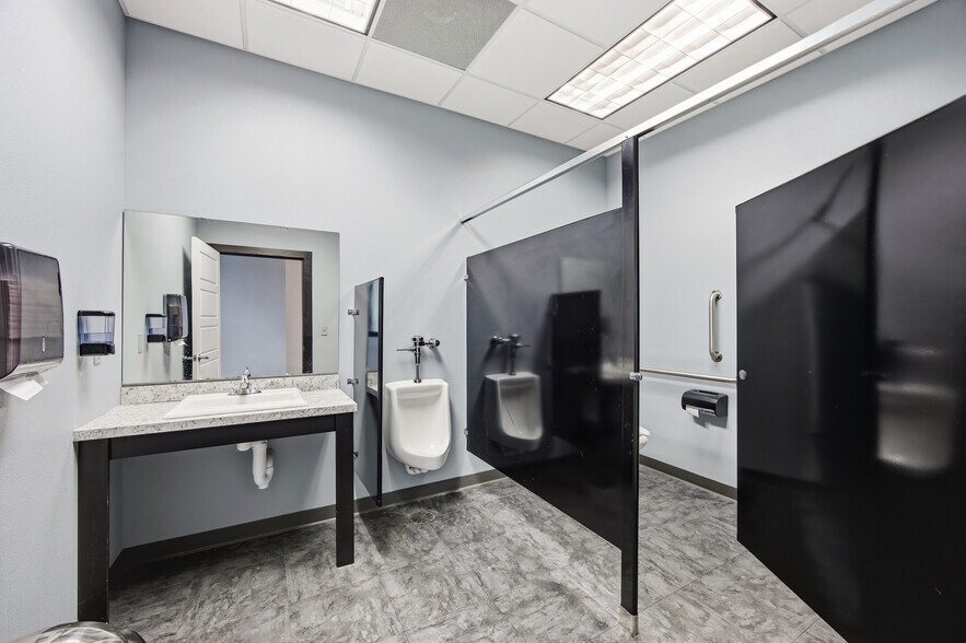 More Photos Of 4820 Armar Dr SE, Cedar Rapids Office For Sale