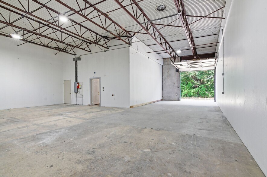 More Photos Of 7600 Benbrook Pky, Benbrook Warehouse For Lease