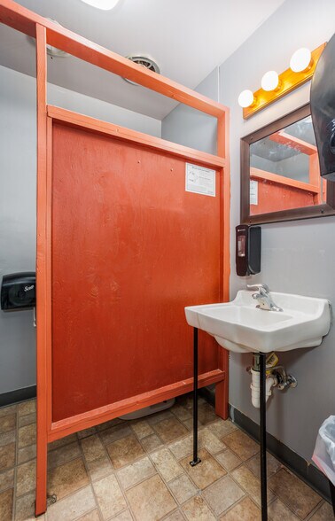 More Photos Of 149 E Main St, Hermiston Bar For Lease