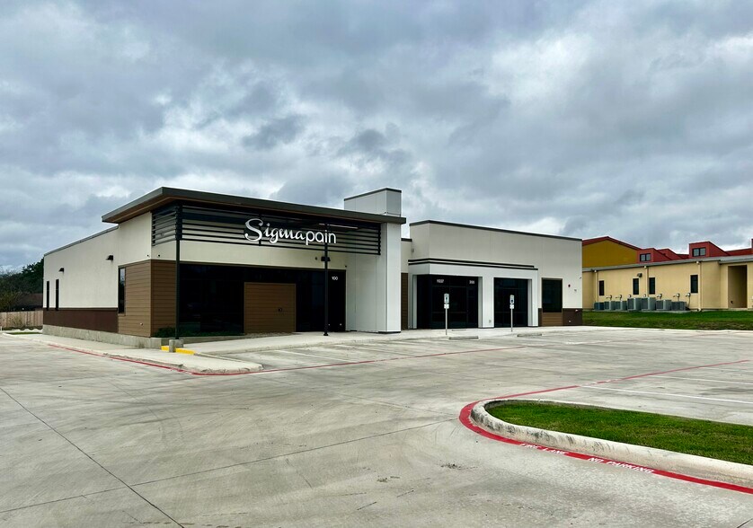 More Photos Of 11227 Toepperwein Rd, Live Oak Medical For Sale