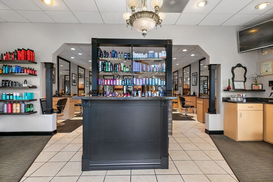 More Photos Of 160-175 N Edison Ave, Elgin Freestanding For Sale