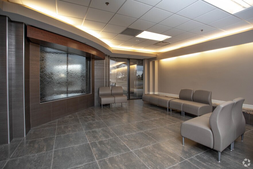 More Photos Of 1560 E Maple Rd, Troy Medical For Lease