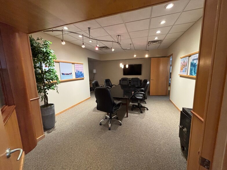 More Photos Of 2238-2240 Edgewood Ave S, Minneapolis Flex For Sale