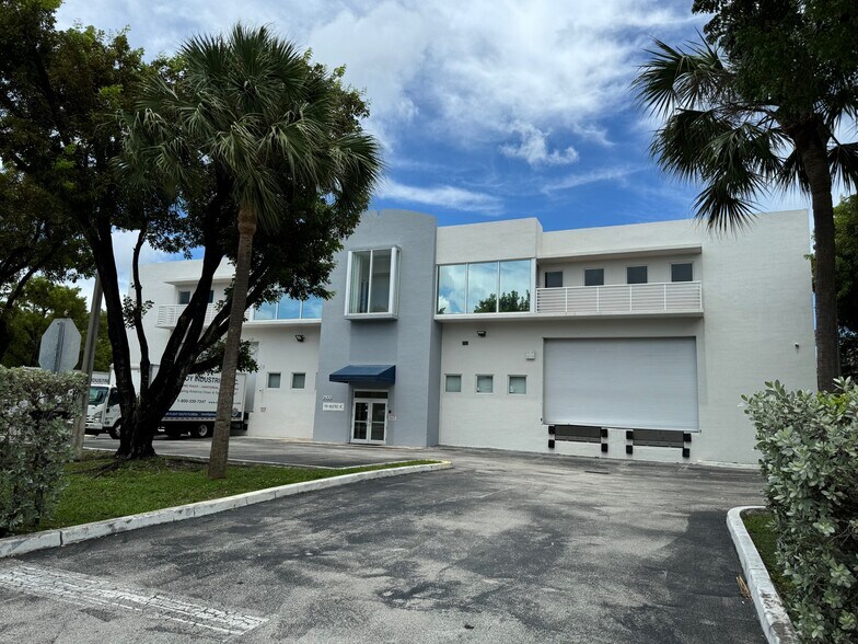 More Photos Of 2100 Nw 102nd Pl, Doral Warehouse For Lease
