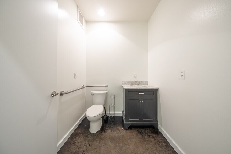 More Photos Of 225 NE 65th St, Seattle Apartments For Sale