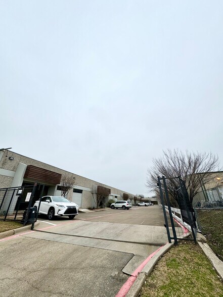 More Photos Of 10606 Shady Trl, Dallas Showroom For Sale