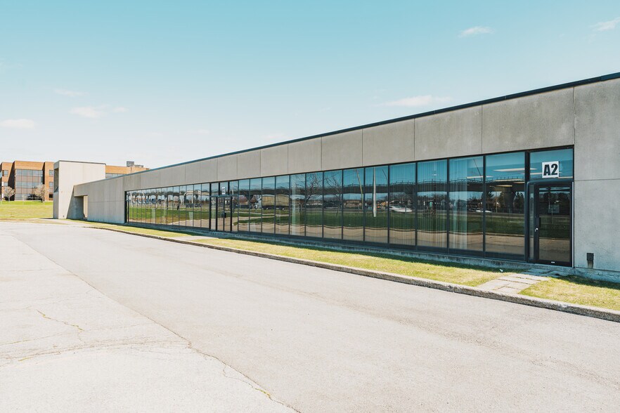 More Photos Of 17400 Rte Transcanadienne, Kirkland Warehouse For Lease