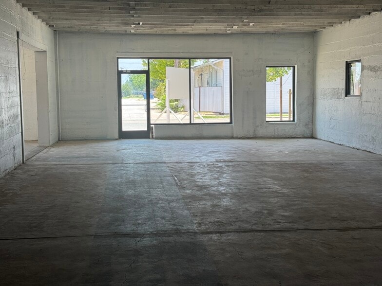 More Photos Of 1812 S Presa St, San Antonio Freestanding For Lease