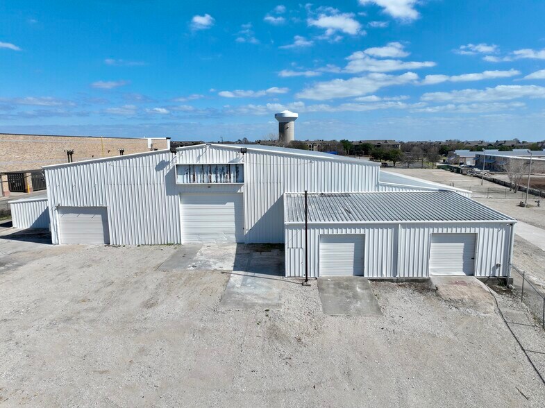More Photos Of 6000 Split Trail Rd, Plano Warehouse For Lease