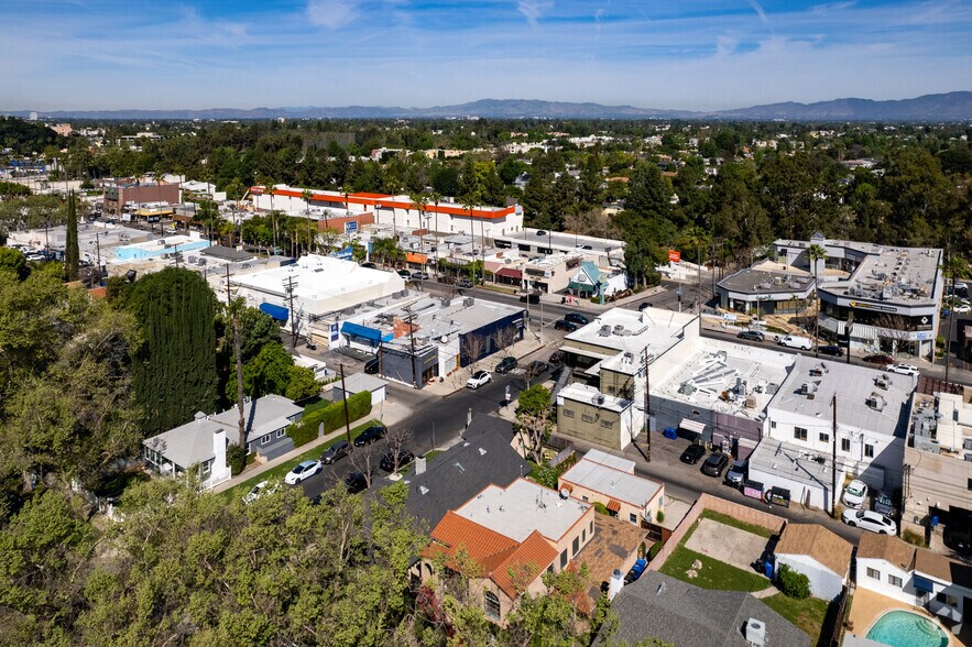 More Photos Of 12265 Ventura Blvd, Studio City Storefront For Lease