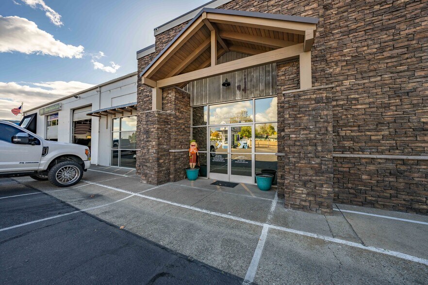 More Photos Of 3811 Crater Lake Hwy, Medford Warehouse For Sale