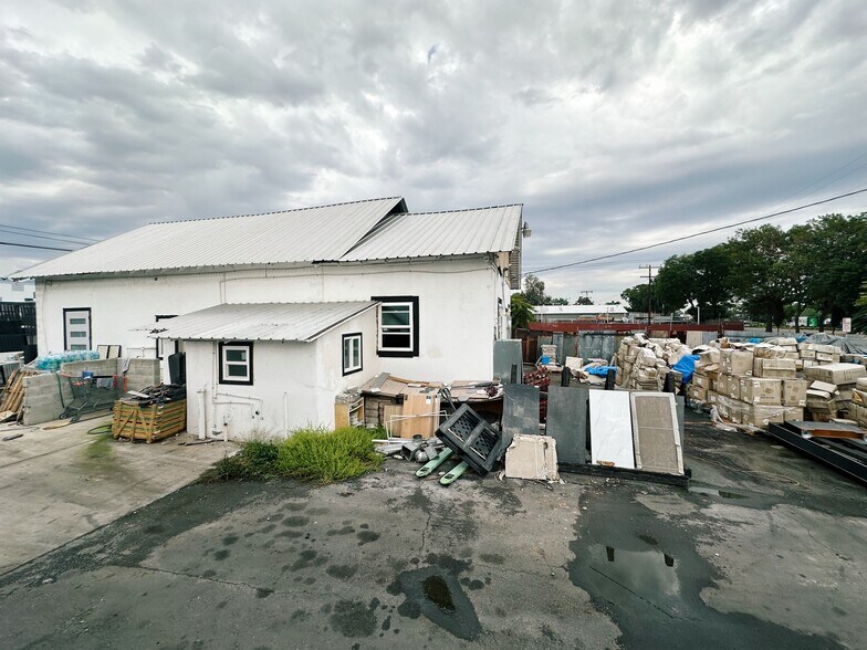 More Photos Of 764 E California St, Ontario Warehouse For Lease