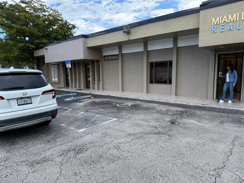 Primary Photo Of 2316-2318 Hollywood Blvd, Hollywood Office For Lease